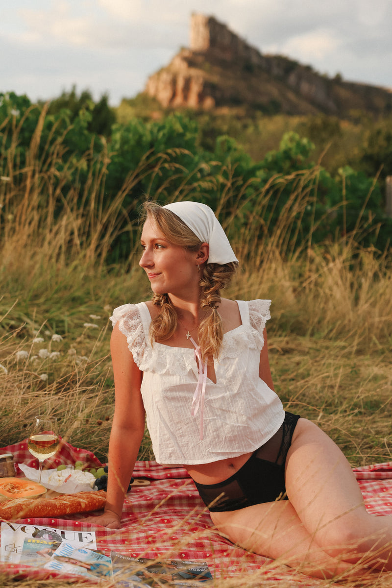 Mannequin posant pour la première collection "les bacchantes" dans les vignes de Solutré. Pour la maison de lingerie Hécatelle.