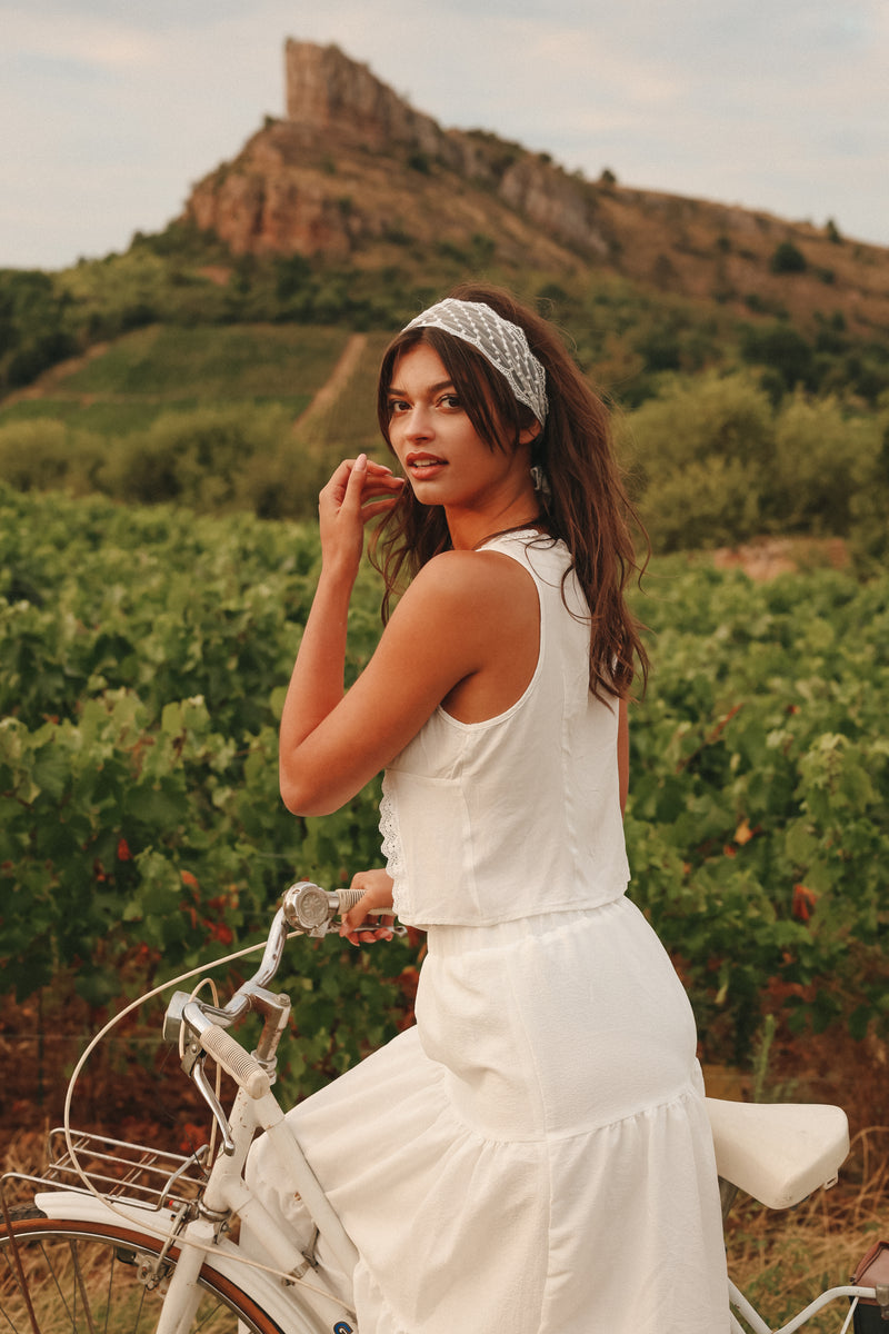 Mannequin posant pour la première collection "les bacchantes" dans les vignes de Solutré. Pour la maison de lingerie Hécatelle.