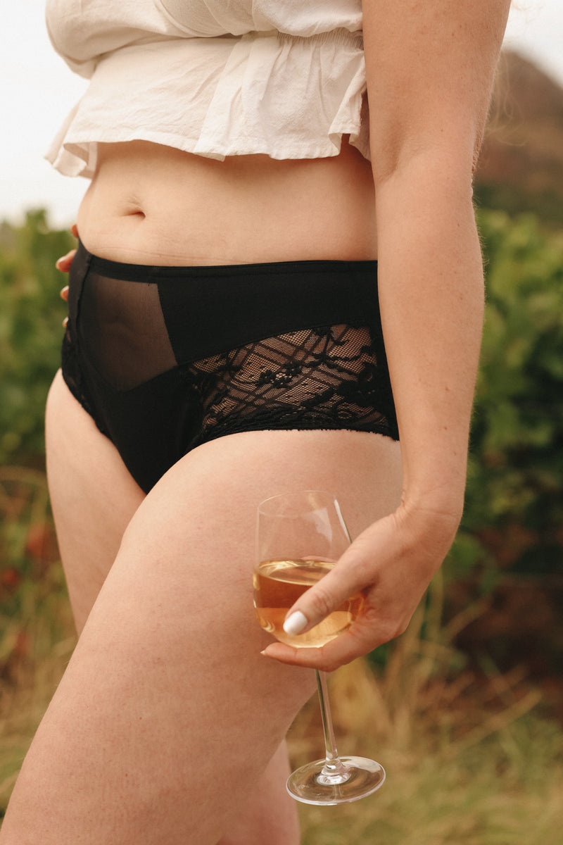 Mannequin posant pour la première collection "les bacchantes" dans les vignes de Solutré. Pour la maison de lingerie Hécatelle.