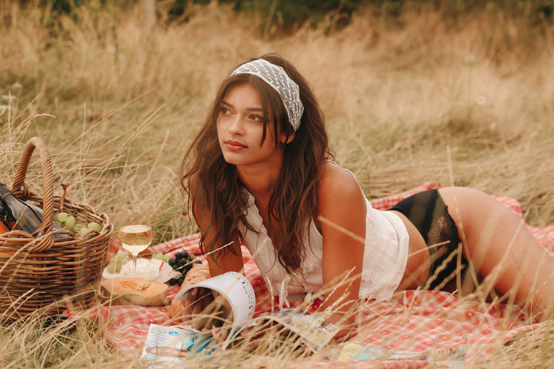 Mannequin posant pour la première collection "les bacchantes" dans les vignes de Solutré. Pour la maison de lingerie Hécatelle.