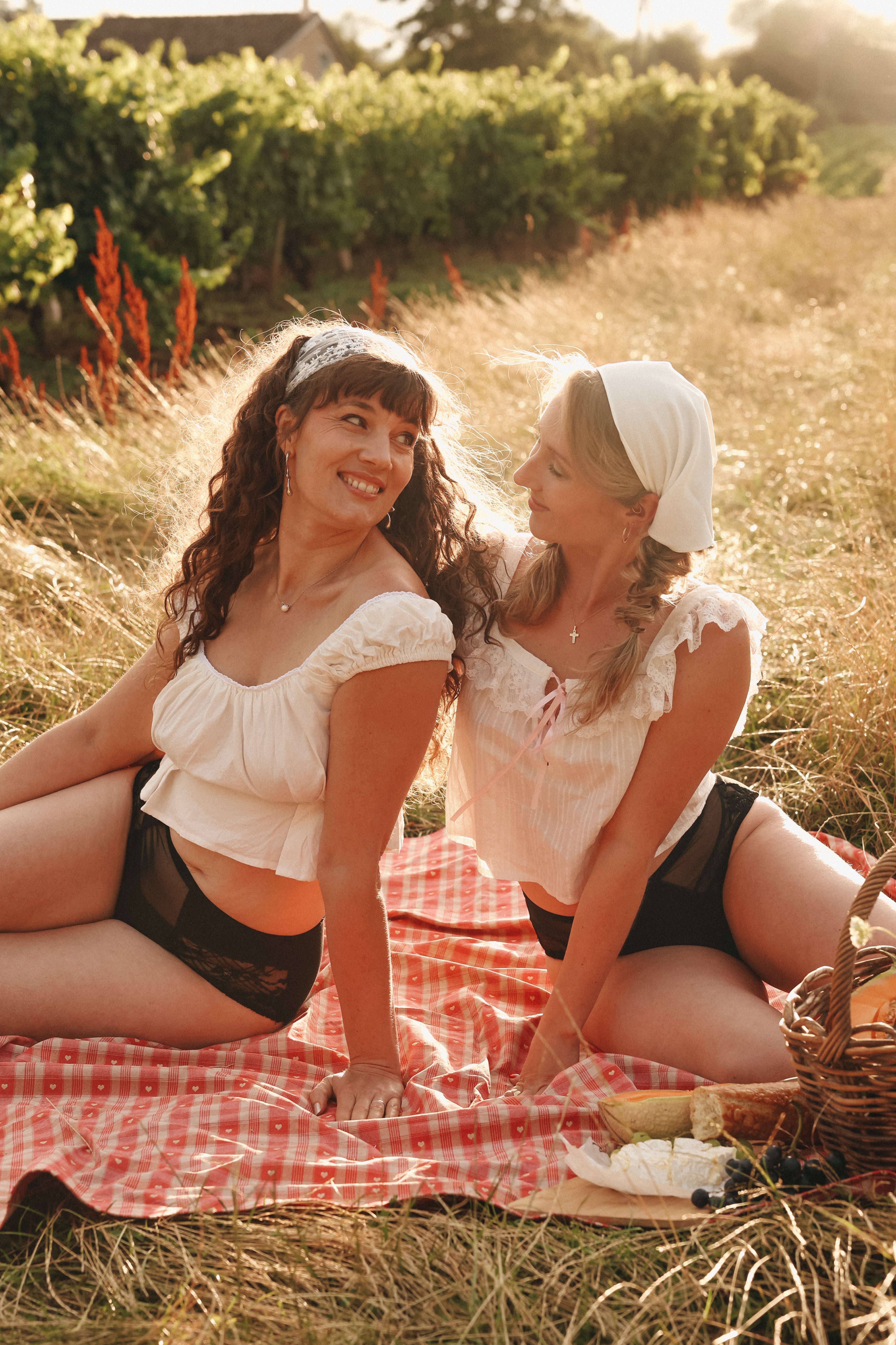 Mannequins posant pour la première collection "les bacchantes" dans les vignes de Solutré. Pour la maison de lingerie Hécatelle.